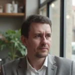 Михаил Карин — специалист по внедрению ИИ-агентов, за работой в кафе